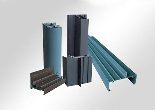 所述滑块的上端设置有顶板