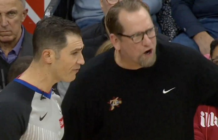 76人主帅纳斯怒斥裁判引技术犯规