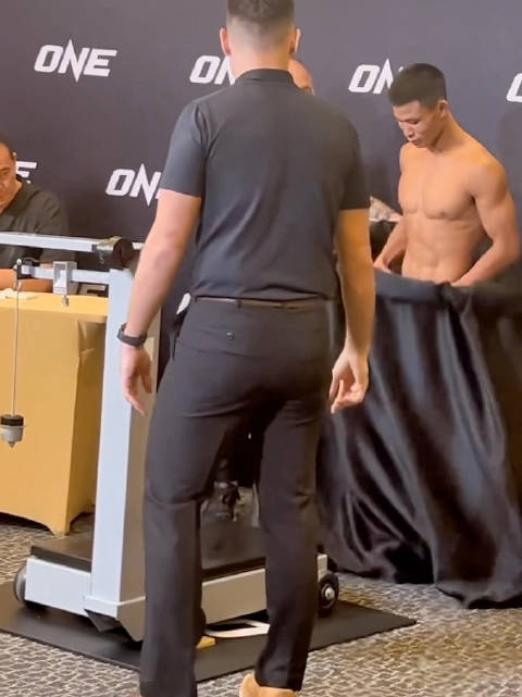 格斗盛宴：顶膝、重拳与飞冲肩引爆擂台