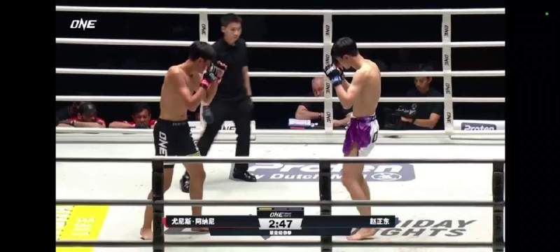 格斗盛宴：顶膝、重拳与飞冲肩引爆擂台