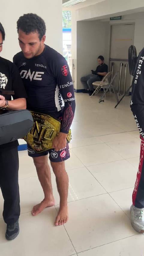 格斗盛宴：顶膝、重拳与飞冲肩引爆擂台