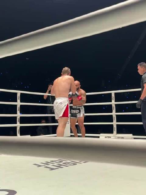 格斗盛宴：顶膝、重拳与飞冲肩引爆擂台