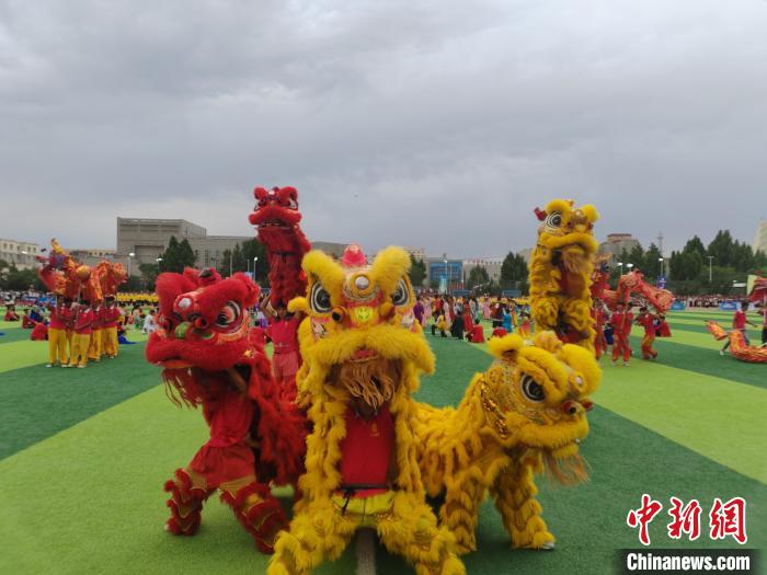 粤喀“石榴籽杯”青少年足球邀请赛在新疆疏附