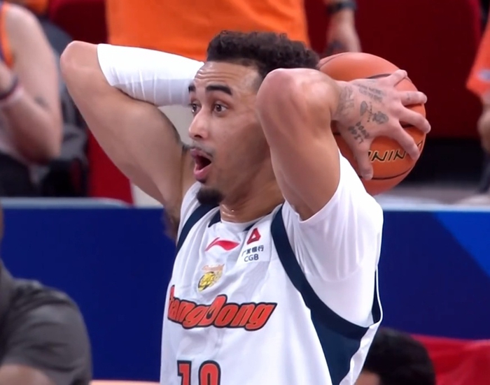 CBA常规赛第36轮激战：上海力克宁波稳居榜首，广