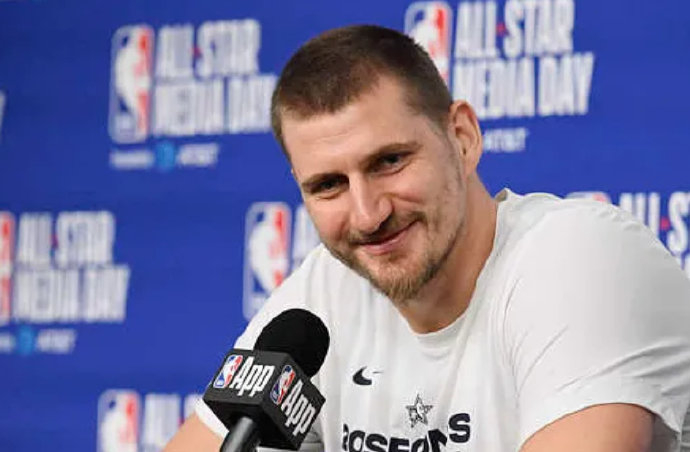 约基奇赛后拥抱未登场杨瀚森 温情瞬间引爆社交