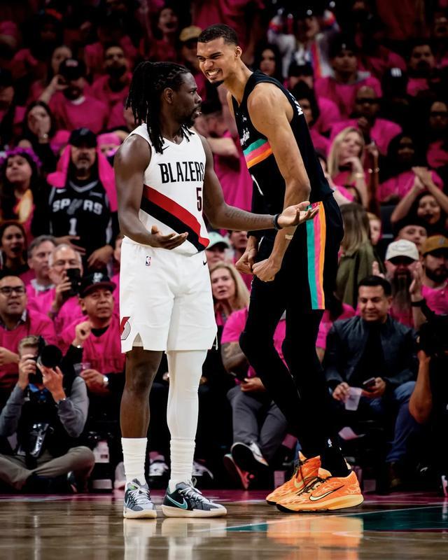 文班亚马35分创马刺季后赛首秀纪录 马刺首战告