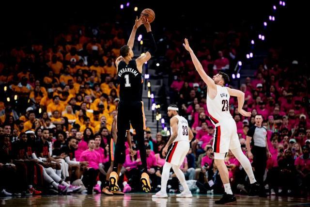 文班亚马35分创马刺季后赛首秀纪录 马刺首战告