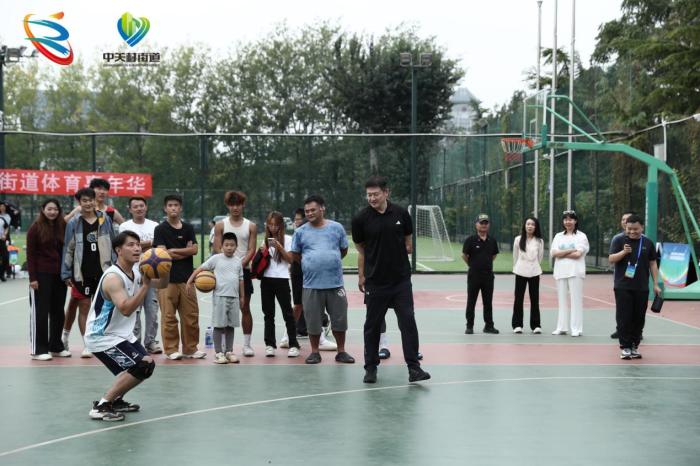 陈磊现身中关村街道三人篮球赛 白塔庵社区燃梦