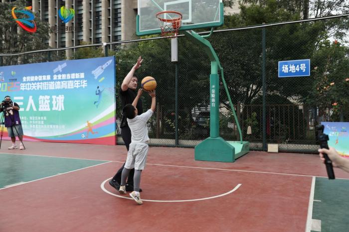 陈磊现身中关村街道三人篮球赛 白塔庵社区燃梦