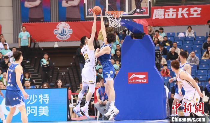 青岛男篮力克浙江队总比分21领先晋级四强