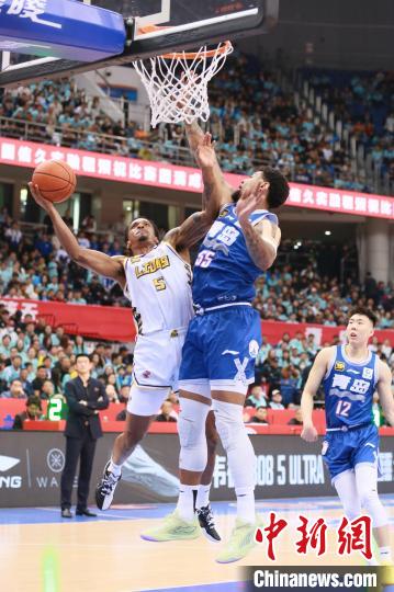 青岛男篮力克浙江队总比分21领先晋级四强